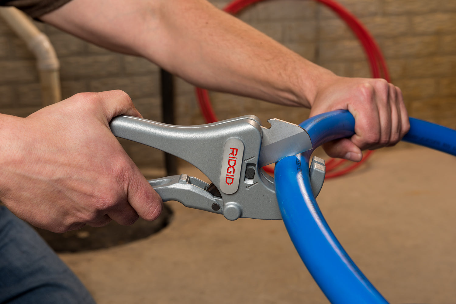 RC2375 Ratchet Cutter - precision tool for burr-less, square cuts on PVC, CPVC, PP, PEX, PE, and rubber hose pipes up to 2 inches.