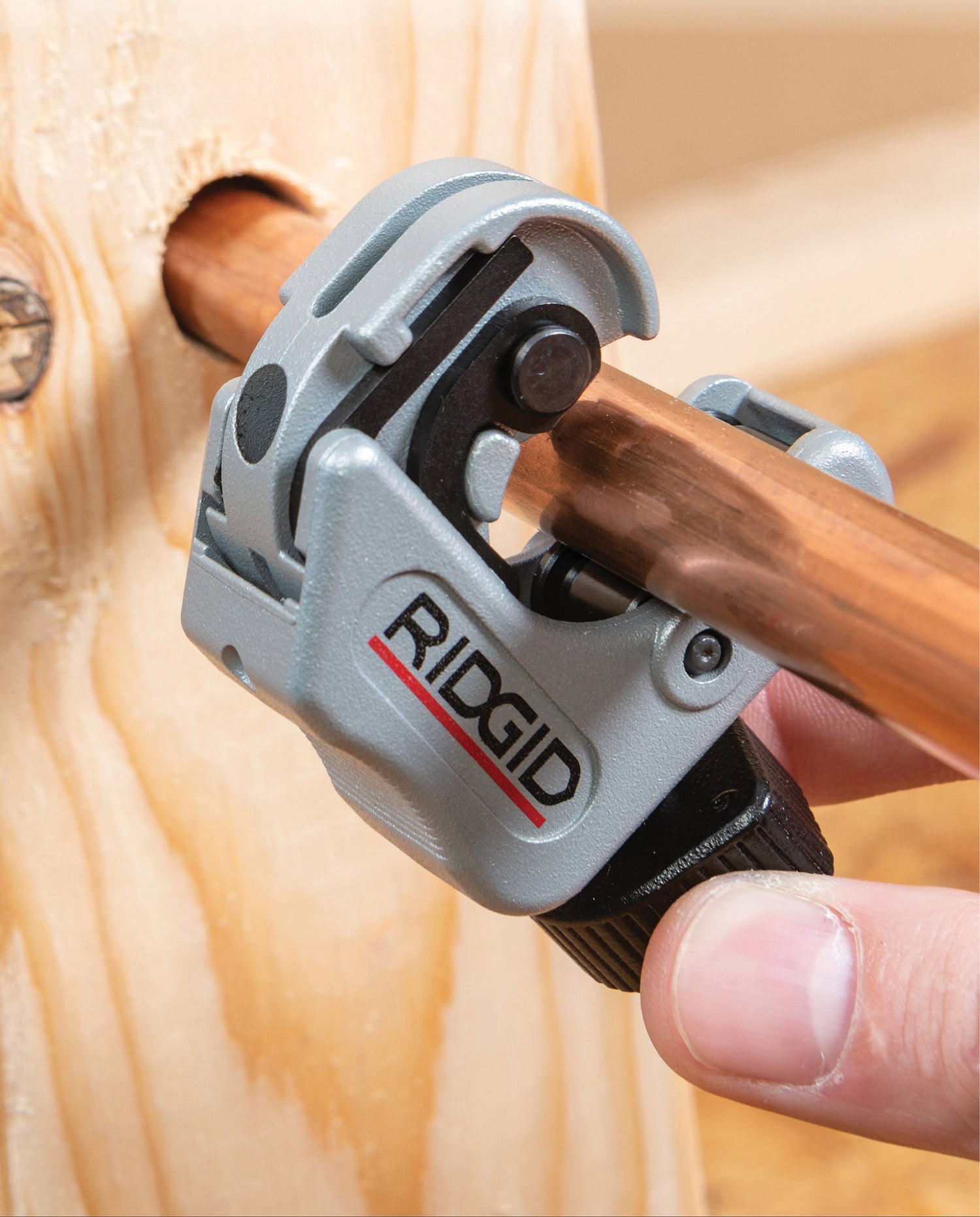 118 Close Quarters Tubing Cutter - compact, spring-loaded auto-feed cutter designed for tight spaces and restricted work areas in plumbing jobs.